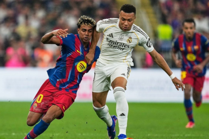 Mbappe dan Xabi Alonso diskusi strategi di Real Madrid