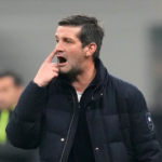 Cristian Chivu Inter memberikan instruksi di pinggir lapangan