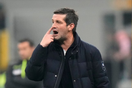 Cristian Chivu Inter memberikan instruksi di pinggir lapangan