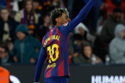 lamine yamal bertahan di barcelona