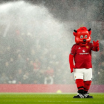 Maskot Manchester United, Fred the Red. (c) AP Photo/Dave Thompson