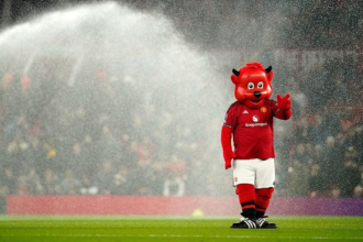Maskot Manchester United, Fred the Red. (c) AP Photo/Dave Thompson