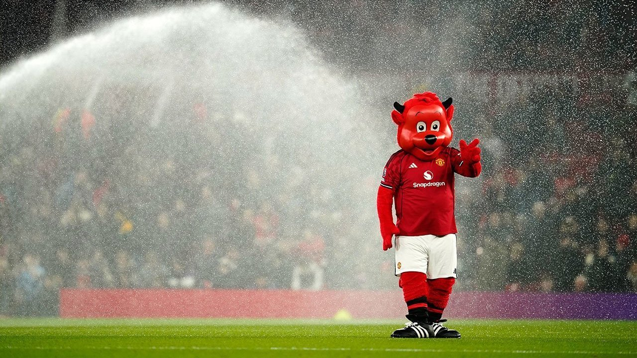 Maskot Manchester United, Fred the Red. (c) AP Photo/Dave Thompson
