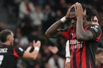 Rafael Leao dari AC Milan bereaksi dalam pertandingan Serie A melawan Pisa di San Siro,