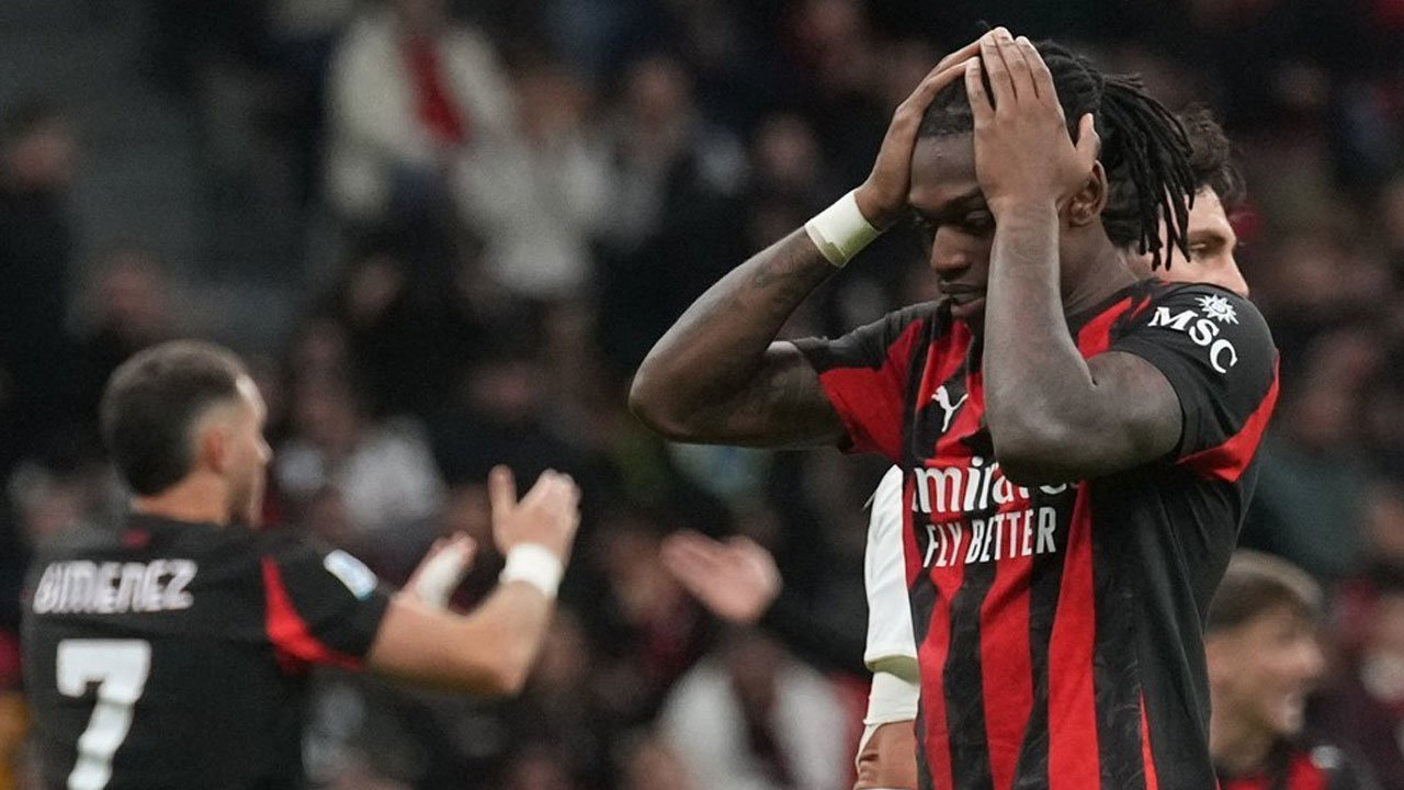 Rafael Leao dari AC Milan bereaksi dalam pertandingan Serie A melawan Pisa di San Siro,