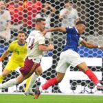 Emiliano Martinez melakukan penyelamatan penting di Final Piala Dunia 2026
