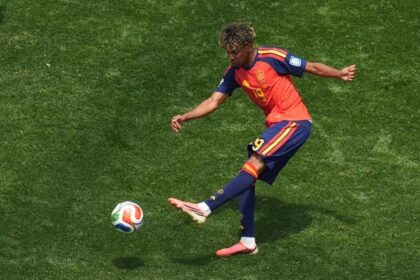Lamine Yamal dikawal pemain Argentina di Final Piala Dunia 2026