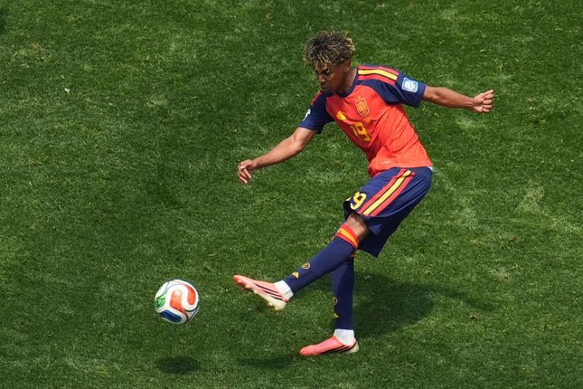 Lamine Yamal dikawal pemain Argentina di Final Piala Dunia 2026